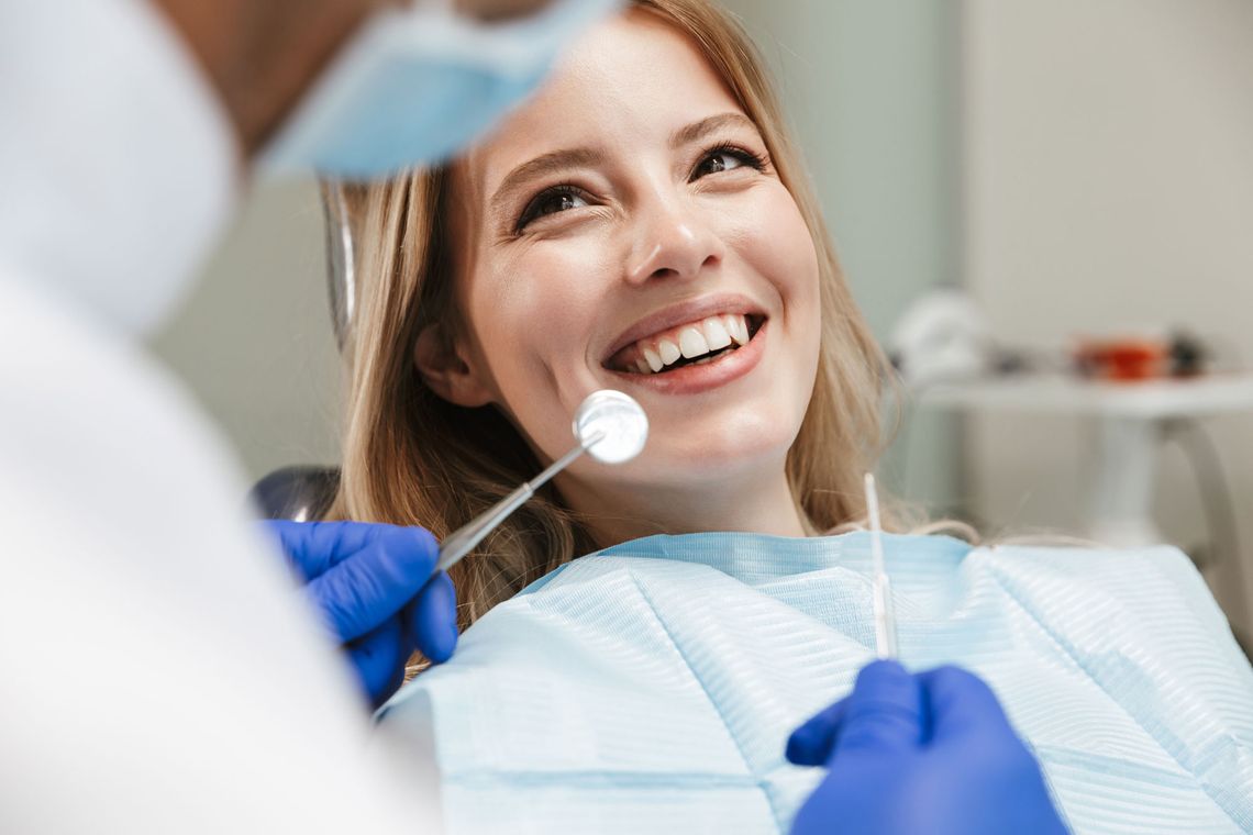 Zahnarztpraxis Dr. D. Wolko, lachende Frau